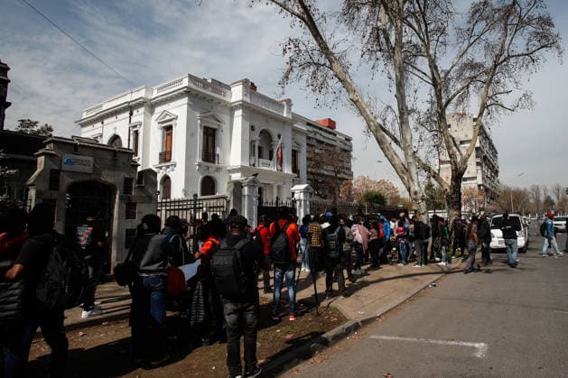 Santiago, August 22, 2026: The Haitian Embassy in Santiago is stormed by Haitian citizens due to issues with embassy staff and excessive fees for paperwork required to work in Chile. Diego Martin Aton, Chile, Aton 1182664 jpeg  Copyright: DIEGOxMARTIN ATONxCHILE