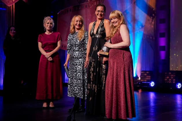 Amandaprisen 2026 Haugesund 20260822. Filmen Flophouse America mottar Amandaprisen for beste dokumentarfilm. Amandaprisen 2026 deles ut i Festiviteten i Haugesund lordag kveld. Foto: Jan Kare Ness NTB Haugesund Norge idI9a6kzYTQ EDITORIAL USE ONLY Ref:_ENTidI9a6kzYTQ.jpg *** Amanda Award 2026 Haugesund 20260822 The film *Flophouse America* receives the Amanda Award for Best Documentary The 2026 Amanda Awards will be presented at Festiviteten in Haugesund on Saturday evening Photo: Jan Kare Ness, NTB Haugesund, Norway idI9a6kzYTQ EDITORIAL USE ONLY Ref ENTidI9a6kzYTQ jpg  Copyright: xJanxKarexNessx xNTBx
