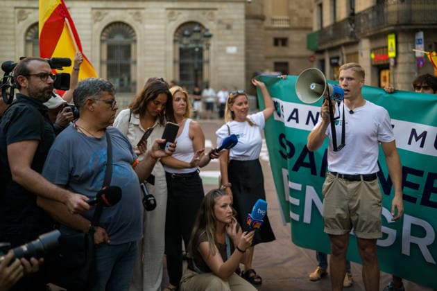 Save Europe Act Rally in Barcelona Several people at a Save Europe Act rally in Plaça de Sant Jaume on August 22, 2026, in Barcelona, Catalonia, Spain. This event advocates for so-called remigration, understood as the systematic return or expulsion of migrants, and the rally has been criticized by the Barcelona City Council and various social organizations AUGUST 22, 2026 CATALONIA REMIGRATION FASCISM MIGRANTS Lorena Sopê Barcelona, Catalonia Barcelona, Catalonia, Spain  Copyright: xLorenaxSopÃªnax 7726593
