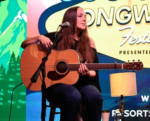 EXCLUSIVE: Las Vegas Songwriters Festival 2026 - Day 3 EXCLUSIVE: Carolyn Dawn Johnson, Rachel Thibodeau, Rebecca Lynn Howard perform during the Las Vegas Songwriters Festival 2026 - Day 3 at Mandalay Bay Resort & Casino. 22 Aug 2026 Pictured: Rebecca Lynn Howard.  Copyright: xThexMegaxAgencyxMBS MEGAx