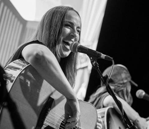 EXCLUSIVE: Las Vegas Songwriters Festival 2026 - Day 3 EXCLUSIVE: Carolyn Dawn Johnson, Rachel Thibodeau, Rebecca Lynn Howard perform during the Las Vegas Songwriters Festival 2026 - Day 3 at Mandalay Bay Resort & Casino. 22 Aug 2026 Pictured: Rebecca Lynn Howard.  Copyright: xThexMegaxAgencyxMBS MEGAx