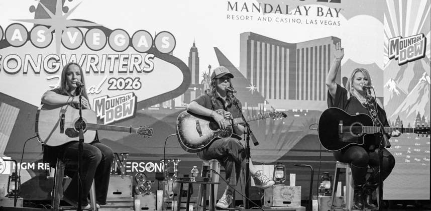 EXCLUSIVE: Las Vegas Songwriters Festival 2026 - Day 3 EXCLUSIVE: Carolyn Dawn Johnson, Rachel Thibodeau, Rebecca Lynn Howard perform during the Las Vegas Songwriters Festival 2026 - Day 3 at Mandalay Bay Resort & Casino. 22 Aug 2026 Pictured: (L-R) Rebecca Lynn Howard, Rachel Thibodeau and Carolyn Dawn Johnson.  Copyright: xThexMegaxAgencyxMBS MEGAx