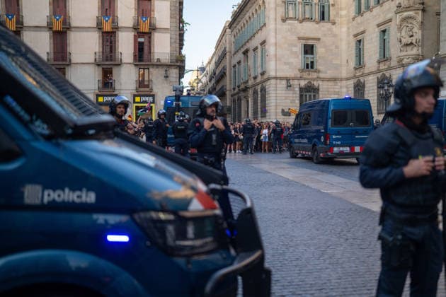 Anti-fascist rally ahead of the Save Europe Act event in Barcelona Heavy police presence during an anti-fascist rally ahead of the Save Europe Act event in Plaça de Sant Jaume on August 22, 2026, in Barcelona, Catalonia, Spain. It was organized by the Barcelona Anti-Fascist Coordinating Committee and Som Antifeixistes, one hour before the Save Europe Act rally at the same location, scheduled for 7:00 p.m. on August 22, 2026 CATALONIA ANTIFASCISTS SAVE EUROPE ANTIFA RALLY MOSSOS BLURRED Lorena Sopê Barcelona Catalonia Barcelona Catalonia Spain  Copyright: xLorenaxSopÃªnax 7726759