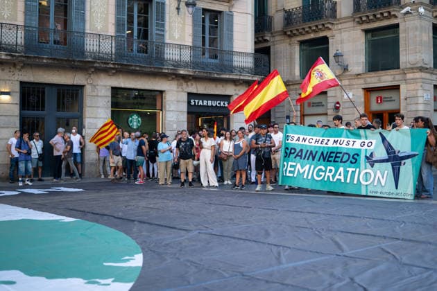 Save Europe Act Rally in Barcelona Several people at a Save Europe Act rally in Plaça de Sant Jaume on August 22, 2026, in Barcelona, Catalonia, Spain. This event advocates for so-called remigration, understood as the systematic return or expulsion of migrants, and the rally has been criticized by the Barcelona City Council and various social organizations. AUGUST 22, 2026 CATALONIA REMIGRATION FASCISM MIGRANTS Lorena Sopê Barcelona, Catalonia Barcelona, Catalonia, Spain  Copyright: xLorenaxSopÃªnax 7726780