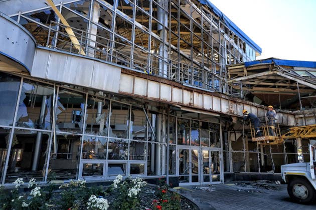 Municipal workers use a boom lift to remove broken construction from the facade of the Rozdilna railway station building, damaged by a nighttime Russian drone attack, Odesa region, Ukraine, August 22, 2026. The drone carried out a targeted strike, flying directly into the station building. The blast wave and ensuing fire destroyed glazing and damaged internal structures and administrative offices. Passenger boarding and disembarkation on the platforms continues as normal. No injuries or fatalities were reported among passengers or railway staff. (Photo by Nina Liashonok Ukrinform) Russian drone hits railway station building in Odesa region  Copyright: xNinaxLiashonokx
