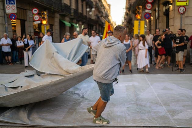 Save Europe Act Rally in Barcelona Several people at a Save Europe Act rally in Plaça de Sant Jaume on August 22, 2026, in Barcelona, Catalonia, Spain. This event advocates for so-called remigration, understood as the systematic return or expulsion of migrants, and the rally has been criticized by the Barcelona City Council and various social organizations. AUGUST 22, 2026 CATALONIA REMIGRATION FASCISM MIGRANTS Lorena Sopê Barcelona, Catalonia Barcelona, Catalonia, Spain  Copyright: xLorenaxSopÃªnax 7726784