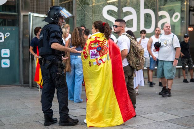 Save Europe Act Rally in Barcelona Several people at a Save Europe Act rally in Plaça de Sant Jaume on August 22, 2026, in Barcelona, Catalonia, Spain. This event advocates for so-called remigration, understood as the systematic return or expulsion of migrants, and the rally has been criticized by the Barcelona City Council and various social organizations. AUGUST 22, 2026 CATALONIA REMIGRATION FASCISM MIGRANTS Lorena Sopê Barcelona, Catalonia Barcelona, Catalonia, Spain  Copyright: xLorenaxSopÃªnax 7726787