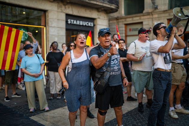 Save Europe Act Rally in Barcelona Several people at a Save Europe Act rally in Plaça de Sant Jaume on August 22, 2026, in Barcelona, Catalonia, Spain. This event advocates for so-called remigration, understood as the systematic return or expulsion of migrants, and the rally has been criticized by the Barcelona City Council and various social organizations. AUGUST 22, 2026 CATALONIA REMIGRATION FASCISM MIGRANTS Lorena Sopê Barcelona, Catalonia Barcelona, Catalonia, Spain  Copyright: xLorenaxSopÃªnax 7726779