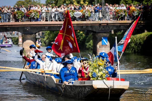 NEWS: Hirsebreifahrt 2026 Ã Strasbourg 22 08 2026 La Hirsebreifahrt, traditionnelle course de la bouillie de millet. Cette tradition, nÃ e en 1456, commÃ more le pacte d™entraide conclu entre Strasbourg et Zurich. Les Zurichois avaient alors dÃ montrÃ leur capacitÃ Ã rejoindre Strasbourg en moins de 24 heures en transportant par bateau une marmite de bouillie de millet encore chaude. L™Ã vÃ nement est organisÃ Ã nouveau tous les dix ans depuis 1946 et cÃ lebre aujourd™hui l™amitiÃ entre Strasbourg et Zurich.  Copyright: xelyxandroxcegarrax