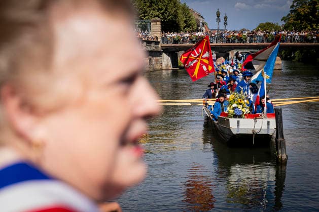 NEWS: Hirsebreifahrt 2026 Ã Strasbourg 22 08 2026 Raphael Golta Stadtpräsident von Zürich Catherine Trautmann Maire de Strasbourg La Hirsebreifahrt, traditionnelle course de la bouillie de millet. Cette tradition, nÃ e en 1456, commÃ more le pacte d™entraide conclu entre Strasbourg et Zurich. Les Zurichois avaient alors dÃ montrÃ leur capacitÃ Ã rejoindre Strasbourg en moins de 24 heures en transportant par bateau une marmite de bouillie de millet encore chaude. L™Ã vÃ nement est organisÃ Ã nouveau tous les dix ans depuis 1946 et cÃ lebre aujourd™hui l™amitiÃ entre Strasbourg et Zurich.  Copyright: xelyxandroxcegarrax