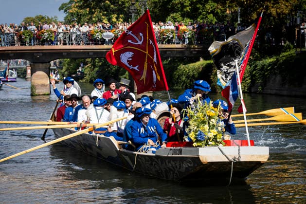 NEWS: Hirsebreifahrt 2026 Ã Strasbourg 22 08 2026 La Hirsebreifahrt, traditionnelle course de la bouillie de millet. Cette tradition, nÃ e en 1456, commÃ more le pacte d™entraide conclu entre Strasbourg et Zurich. Les Zurichois avaient alors dÃ montrÃ leur capacitÃ Ã rejoindre Strasbourg en moins de 24 heures en transportant par bateau une marmite de bouillie de millet encore chaude. L™Ã vÃ nement est organisÃ Ã nouveau tous les dix ans depuis 1946 et cÃ lebre aujourd™hui l™amitiÃ entre Strasbourg et Zurich.  Copyright: xelyxandroxcegarrax