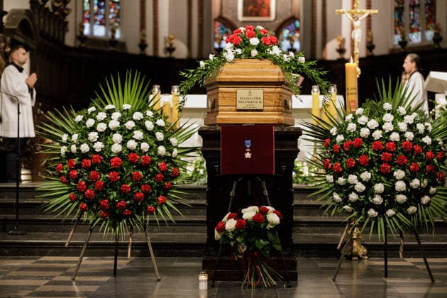 Belarusian opposition leader Aliaksandr Milinkevich Funeral in Warsaw - 22 Aug 2026 The coffin of Belarusian politician Aliaksandr Milinkevich is seen during the Mass at St. John the Baptist Archcathedral in Warsaw s Old Town. Aliaksandr Milinkevich was a Belarusian politician and public figure. He was the united democratic opposition candidate in the 2006 presidential election and received the European Parliament’s Sakharov Prize. He died in exile in Poland on 11 August 2026, aged 79, after a long illness and complications following surgery. He will be buried at Pow?zki Cemetery in Warsaw, as he cannot be buried in Belarus. Warsaw Poland Copyright: xVolhaxShukailax xSOPAxImagesx VSHUKAILA_6989