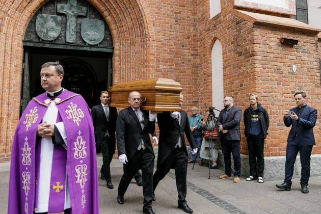Belarusian opposition leader Aliaksandr Milinkevich Funeral in Warsaw - 22 Aug 2026 Funeral service personnel carry the coffin of Belarusian politician Aliaksandr Milinkevich out of St. John the Baptist Archcathedral in Warsaw s Old Town after the farewell ceremony. Aliaksandr Milinkevich was a Belarusian politician and public figure. He was the united democratic opposition candidate in the 2006 presidential election and received the European Parliament’s Sakharov Prize. He died in exile in Poland on 11 August 2026, aged 79, after a long illness and complications following surgery. He will be buried at Pow?zki Cemetery in Warsaw, as he cannot be buried in Belarus. Warsaw Poland Copyright: xVolhaxShukailax xSOPAxImagesx VSHUKAILA_7177