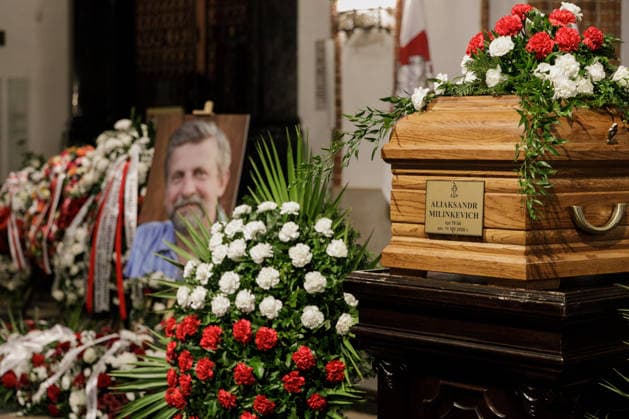 Belarusian opposition leader Aliaksandr Milinkevich Funeral in Warsaw - 22 Aug 2026 The coffin of Belarusian politician Aliaksandr Milinkevich, his portrait and flowers are seen inside St. John the Baptist Archcathedral in Warsaw s Old Town during a farewell ceremony. Aliaksandr Milinkevich was a Belarusian politician and public figure. He was the united democratic opposition candidate in the 2006 presidential election and received the European Parliament’s Sakharov Prize. He died in exile in Poland on 11 August 2026, aged 79, after a long illness and complications following surgery. He will be buried at Pow?zki Cemetery in Warsaw, as he cannot be buried in Belarus. Warsaw Poland Copyright: xVolhaxShukailax xSOPAxImagesx VSHUKAILA_6486