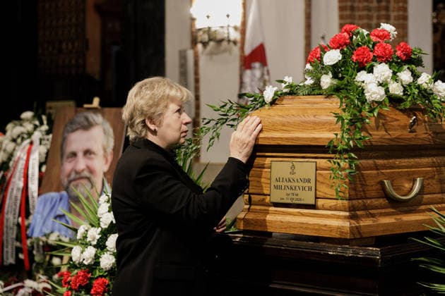 Belarusian opposition leader Aliaksandr Milinkevich Funeral in Warsaw - 22 Aug 2026 Inna Kuley, the widow of Belarusian politician Aliaksandr Milinkevich, stands beside his coffin during a farewell ceremony at St. John the Baptist Archcathedral in Warsaw s Old Town. Aliaksandr Milinkevich was a Belarusian politician and public figure. He was the united democratic opposition candidate in the 2006 presidential election and received the European Parliament’s Sakharov Prize. He died in exile in Poland on 11 August 2026, aged 79, after a long illness and complications following surgery. He will be buried at Pow?zki Cemetery in Warsaw, as he cannot be buried in Belarus. Warsaw Poland Copyright: xVolhaxShukailax xSOPAxImagesx VSHUKAILA_6496