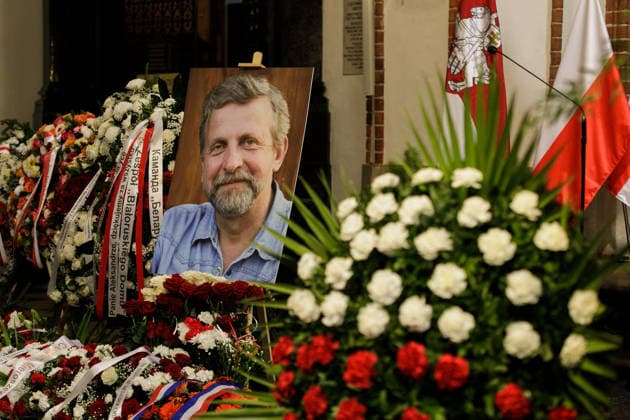 Belarusian opposition leader Aliaksandr Milinkevich Funeral in Warsaw - 22 Aug 2026 The portrait of Belarusian politician Aliaksandr Milinkevich and flowers are seen inside St. John the Baptist Archcathedral in Warsaw s Old Town during a farewell ceremony. Aliaksandr Milinkevich was a Belarusian politician and public figure. He was the united democratic opposition candidate in the 2006 presidential election and received the European Parliament’s Sakharov Prize. He died in exile in Poland on 11 August 2026, aged 79, after a long illness and complications following surgery. He will be buried at Pow?zki Cemetery in Warsaw, as he cannot be buried in Belarus. Warsaw Poland Copyright: xVolhaxShukailax xSOPAxImagesx VSHUKAILA_6718