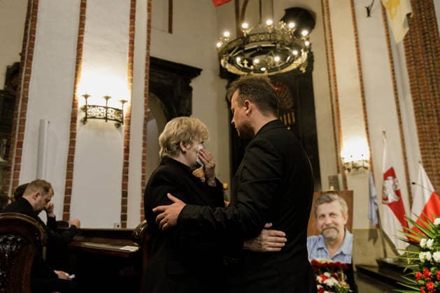 Belarusian opposition leader Aliaksandr Milinkevich Funeral in Warsaw - 22 Aug 2026 Franak Viachorka, an adviser to Belarusian opposition leader Sviatlana Tsikhanouskaya, offers his condolences to Inna Kuley, the widow of Aliaksandr Milinkevich, during a farewell ceremony at St. John the Baptist Archcathedral in Warsaw s Old Town. Aliaksandr Milinkevich was a Belarusian politician and public figure. He was the united democratic opposition candidate in the 2006 presidential election and received the European Parliament’s Sakharov Prize. He died in exile in Poland on 11 August 2026, aged 79, after a long illness and complications following surgery. He will be buried at Pow?zki Cemetery in Warsaw, as he cannot be buried in Belarus. Warsaw Pola Copyright: xVolhaxShukailax xSOPAxImagesx VSHUKAILA_6851
