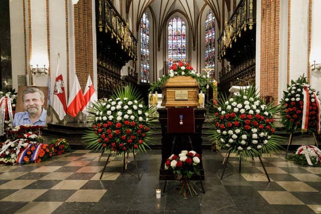 Belarusian opposition leader Aliaksandr Milinkevich Funeral in Warsaw - 22 Aug 2026 The coffin of Belarusian politician Aliaksandr Milinkevich is surrounded by flowers and his portrait inside St. John the Baptist Archcathedral in Warsaw s Old Town during a farewell ceremony. Aliaksandr Milinkevich was a Belarusian politician and public figure. He was the united democratic opposition candidate in the 2006 presidential election and received the European Parliament’s Sakharov Prize. He died in exile in Poland on 11 August 2026, aged 79, after a long illness and complications following surgery. He will be buried at Pow?zki Cemetery in Warsaw, as he cannot be buried in Belarus. Warsaw Poland Copyright: xVolhaxShukailax xSOPAxImagesx VSHUKAILA_6905