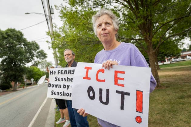 Aug. 22, 2026. Newburyport, MA. People stood out at Bartlett Mall to protest recent ICE actions in Newburyport stopthecoup handsoff nokings standupforimmigrants nofearstreettheater immigrantrights, humanrights, socialjustice, indivisible, noice EndICERaids ICE, dueprocess endice protectourdemocracy Resistance AntiTrump DumpTrump newburyportma Newburyport Massachusetts USA EDITORIAL USE ONLY Copyright: x x2026xMarilynxHumphriesx MARILYNxHUMPHRIESx mhphotos017099