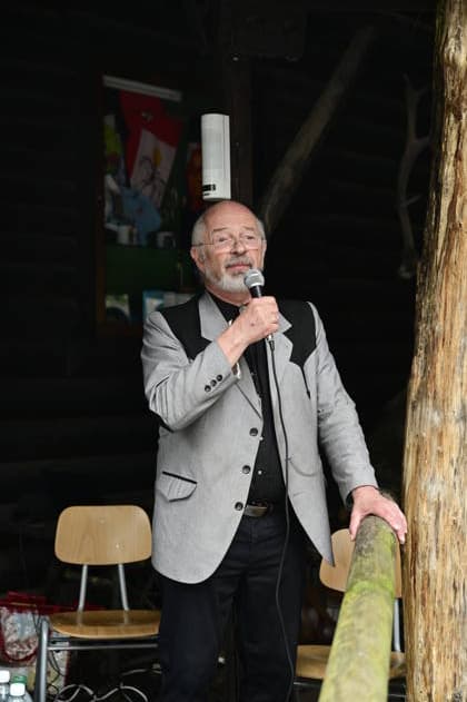 Volkmar Kunze bei der Namensweihe der historischen Blackfoot-Frau Sitopanaki durch Gojko Mitic in der Villa Bärenfett im Karl-May-Museum Radebeul. Radebeul. 22.08.2026 *** Volkmar Kunze at the naming ceremony for the historic Blackfoot woman Sitopanaki, conducted by Gojko Mitic at Villa Bärenfett in the Karl May Museum in Radebeul, Radebeul, August 22, 2026 Copyright: xMatthiasxWehnertx