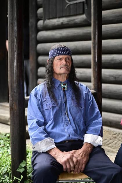 Bernd Black Büttner bei der Namensweihe der historischen Blackfoot-Frau Sitopanaki durch Gojko Mitic in der Villa Bärenfett im Karl-May-Museum Radebeul. Radebeul. 22.08.2026 *** Bernd Black Büttner at the naming ceremony for the historic Blackfoot woman Sitopanaki, conducted by Gojko Mitic at Villa Bärenfett in the Karl May Museum in Radebeul, Radebeul, August 22, 2026 Copyright: xMatthiasxWehnertx