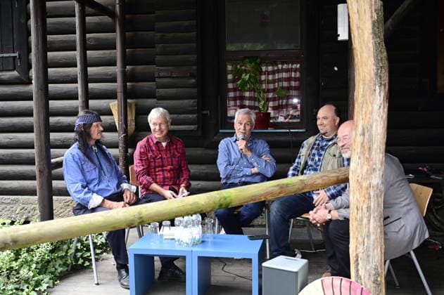 Bernd Black Büttner, Michael Kraus, Gojko Mitic und Volkmar Kunze bei der Namensweihe der historischen Blackfoot-Frau Sitopanaki durch Gojko Mitic in der Villa Bärenfett im Karl-May-Museum Radebeul. Radebeul. 22.08.2026 *** Bernd Black Büttner, Michael Kraus, Gojko Mitic, and Volkmar Kunze at the naming ceremony for the historic Blackfoot woman Sitopanaki, conducted by Gojko Mitic at Villa Bärenfett in the Karl May Museum in Radebeul, Radebeul, August 22, 2026 Copyright: xMatthiasxWehnertx