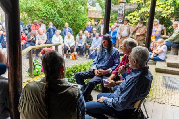 DEFA Schauspieler Gojko MitiÄ‡ im Karl May Museum Radebeul Die Rückkehr der Blackfoot-Frau: Namensweihe mit Gojko MitiÄ‡ im Karl May Museum Radebeul. Nach drei Jahren aufwändiger Restaurierung kehrt die beliebte Blackfoot-Frau nun am 22. August zurück in die Villa Bärenfett. Die Figur wurde auf den Namen Sitopanaki getauft, diesen Namen trug die Filmrolle der Frau welche die Partnerin von Mitic im Indianerfilm die Söhne der Großen Bärin trug. Radebeul Sachsen Deutschland *** DEFA Actor Gojko Mitic at the Karl May Museum in Radebeul: The Return of the Blackfoot Woman—A Naming Ceremony with Gojko Mitic at the Karl May Museum in Radebeul After three years of extensive restoration, the beloved Blackfoot woman is now returning to Villa