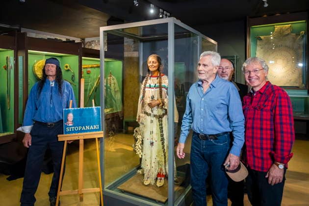 DEFA Schauspieler Gojko MitiÄ‡ im Karl May Museum Radebeul Die Rückkehr der Blackfoot-Frau: Namensweihe mit Gojko MitiÄ‡ im Karl May Museum Radebeul. Nach drei Jahren aufwändiger Restaurierung kehrt die beliebte Blackfoot-Frau nun am 22. August zurück in die Villa Bärenfett. Die Figur wurde auf den Namen Sitopanaki getauft, diesen Namen trug die Filmrolle der Frau welche die Partnerin von Mitic im Indianerfilm die Söhne der Großen Bärin trug. Radebeul Sachsen Deutschland *** DEFA Actor Gojko Mitic at the Karl May Museum in Radebeul: The Return of the Blackfoot Woman—A Naming Ceremony with Gojko Mitic at the Karl May Museum in Radebeul After three years of extensive restoration, the beloved Blackfoot woman is now returning to Villa