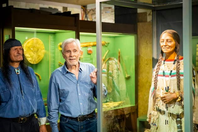 DEFA Schauspieler Gojko MitiÄ‡ im Karl May Museum Radebeul Die Rückkehr der Blackfoot-Frau: Namensweihe mit Gojko MitiÄ‡ im Karl May Museum Radebeul. Nach drei Jahren aufwändiger Restaurierung kehrt die beliebte Blackfoot-Frau nun am 22. August zurück in die Villa Bärenfett. Die Figur wurde auf den Namen Sitopanaki getauft, diesen Namen trug die Filmrolle der Frau welche die Partnerin von Mitic im Indianerfilm die Söhne der Großen Bärin trug. Radebeul Sachsen Deutschland *** DEFA Actor Gojko Mitic at the Karl May Museum in Radebeul: The Return of the Blackfoot Woman—A Naming Ceremony with Gojko Mitic at the Karl May Museum in Radebeul After three years of extensive restoration, the beloved Blackfoot woman is now returning to Villa