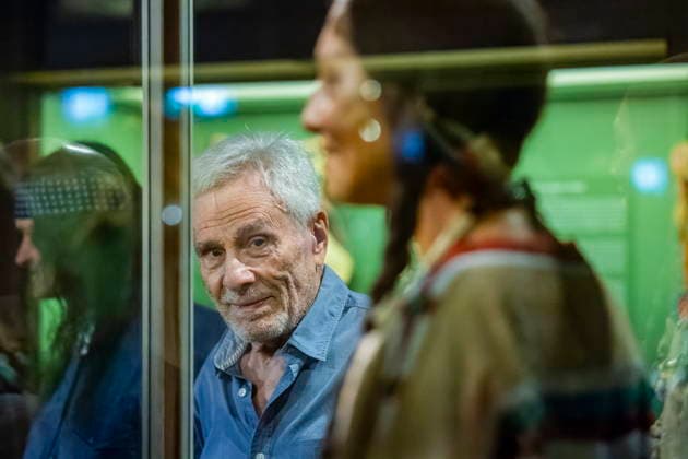 DEFA Schauspieler Gojko MitiÄ‡ im Karl May Museum Radebeul Die Rückkehr der Blackfoot-Frau: Namensweihe mit Gojko MitiÄ‡ im Karl May Museum Radebeul. Nach drei Jahren aufwändiger Restaurierung kehrt die beliebte Blackfoot-Frau nun am 22. August zurück in die Villa Bärenfett. Die Figur wurde auf den Namen Sitopanaki getauft, diesen Namen trug die Filmrolle der Frau welche die Partnerin von Mitic im Indianerfilm die Söhne der Großen Bärin trug. Radebeul Sachsen Deutschland *** DEFA Actor Gojko Mitic at the Karl May Museum in Radebeul: The Return of the Blackfoot Woman—A Naming Ceremony with Gojko Mitic at the Karl May Museum in Radebeul After three years of extensive restoration, the beloved Blackfoot woman is now returning to Villa