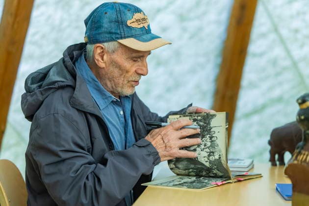 DEFA Schauspieler Gojko MitiÄ‡ im Karl May Museum Radebeul Die Rückkehr der Blackfoot-Frau: Namensweihe mit Gojko MitiÄ‡ im Karl May Museum Radebeul. Nach drei Jahren aufwändiger Restaurierung kehrt die beliebte Blackfoot-Frau nun am 22. August zurück in die Villa Bärenfett. Die Figur wurde auf den Namen Sitopanaki getauft, diesen Namen trug die Filmrolle der Frau welche die Partnerin von Mitic im Indianerfilm die Söhne der Großen Bärin trug. Radebeul Sachsen Deutschland *** DEFA Actor Gojko Mitic at the Karl May Museum in Radebeul: The Return of the Blackfoot Woman—A Naming Ceremony with Gojko Mitic at the Karl May Museum in Radebeul After three years of extensive restoration, the beloved Blackfoot woman is now returning to Villa