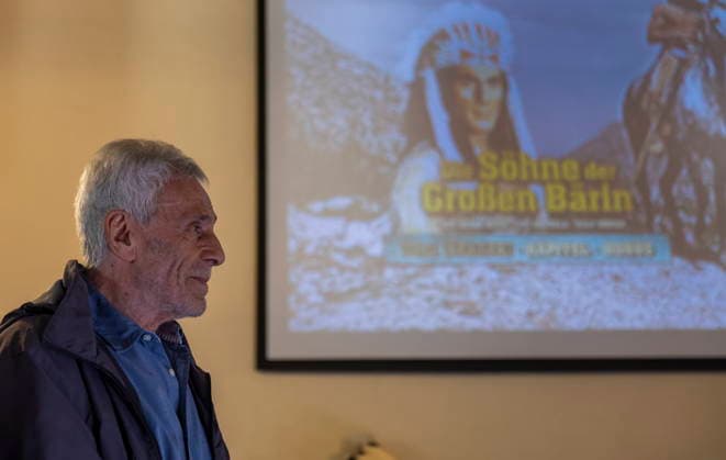 DEFA Schauspieler Gojko MitiÄ‡ im Karl May Museum Radebeul Die Rückkehr der Blackfoot-Frau: Namensweihe mit Gojko MitiÄ‡ im Karl May Museum Radebeul. Nach drei Jahren aufwändiger Restaurierung kehrt die beliebte Blackfoot-Frau nun am 22. August zurück in die Villa Bärenfett. Die Figur wurde auf den Namen Sitopanaki getauft, diesen Namen trug die Filmrolle der Frau welche die Partnerin von Mitic im Indianerfilm die Söhne der Großen Bärin trug. Radebeul Sachsen Deutschland *** DEFA Actor Gojko Mitic at the Karl May Museum in Radebeul: The Return of the Blackfoot Woman—A Naming Ceremony with Gojko Mitic at the Karl May Museum in Radebeul After three years of extensive restoration, the beloved Blackfoot woman is now returning to Villa