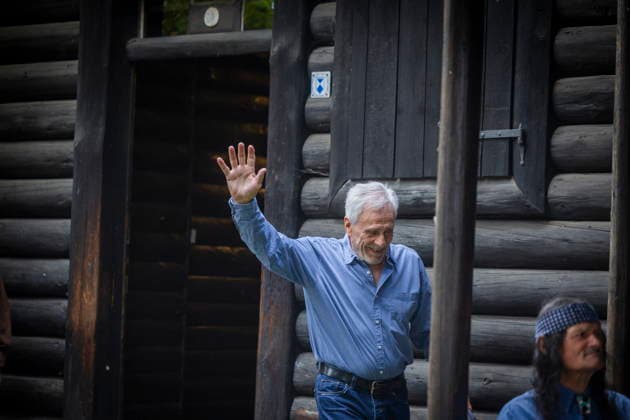 DEFA Schauspieler Gojko MitiÄ‡ im Karl May Museum Radebeul Die Rückkehr der Blackfoot-Frau: Namensweihe mit Gojko MitiÄ‡ im Karl May Museum Radebeul. Nach drei Jahren aufwändiger Restaurierung kehrt die beliebte Blackfoot-Frau nun am 22. August zurück in die Villa Bärenfett. Die Figur wurde auf den Namen Sitopanaki getauft, diesen Namen trug die Filmrolle der Frau welche die Partnerin von Mitic im Indianerfilm die Söhne der Großen Bärin trug. Radebeul Sachsen Deutschland *** DEFA Actor Gojko Mitic at the Karl May Museum in Radebeul: The Return of the Blackfoot Woman—A Naming Ceremony with Gojko Mitic at the Karl May Museum in Radebeul After three years of extensive restoration, the beloved Blackfoot Woman will return to Villa Bäre