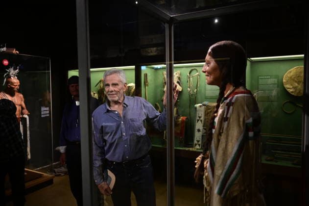 Gojko MitiÄ‡ bei der Namensweihe der historischen Blackfoot-Frau Sitopanaki in der Villa Bärenfett im Karl-May-Museum Radebeul. Radebeul. 22.08.2026 *** Gojko Mitic at the naming ceremony for the historic Blackfoot woman Sitopanaki at Villa Bärenfett in the Karl May Museum in Radebeul, Radebeul, August 22, 2026 Copyright: xMatthiasxWehnertx
