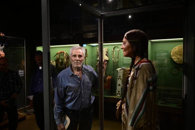 Gojko MitiÄ‡ bei der Namensweihe der historischen Blackfoot-Frau Sitopanaki in der Villa Bärenfett im Karl-May-Museum Radebeul. Radebeul. 22.08.2026 *** Gojko Mitic at the naming ceremony for the historic Blackfoot woman Sitopanaki at Villa Bärenfett in the Karl May Museum in Radebeul, Radebeul, August 22, 2026 Copyright: xMatthiasxWehnertx