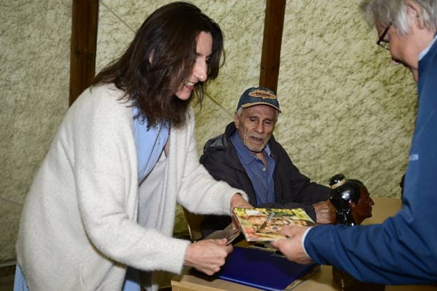 Gojko Mitic und Partnerin Judith bei der Namensweihe der historischen Blackfoot-Frau Sitopanaki durch Gojko Mitic mit Autogrammstunde in der Villa Bärenfett im Karl-May-Museum Radebeul. Radebeul. 22.08.2026 *** Gojko Mitic and his partner Judith at the naming ceremony for the historic Blackfoot woman Sitopanaki, conducted by Gojko Mitic, followed by an autograph session at Villa Bärenfett in the Karl May Museum in Radebeul, Radebeul, August 22, 2026 Copyright: xMatthiasxWehnertx