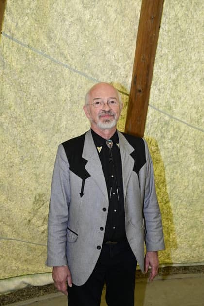 Volkmar Kunze bei der Namensweihe der historischen Blackfoot-Frau Sitopanaki durch Gojko Mitic mit Autogrammstunde in der Villa Bärenfett im Karl-May-Museum Radebeul. Radebeul. 22.08.2026 *** Volkmar Kunze at the naming ceremony for the historic Blackfoot woman Sitopanaki, conducted by Gojko Mitic, followed by an autograph session at Villa Bärenfett in the Karl May Museum in Radebeul, Radebeul, August 22, 2026 Copyright: xMatthiasxWehnertx