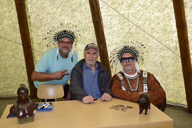 Gojko Mitic mit Fans bei der Namensweihe der historischen Blackfoot-Frau Sitopanaki durch Gojko Mitic mit Autogrammstunde in der Villa Bärenfett im Karl-May-Museum Radebeul. Radebeul. 22.08.2026 *** Gojko Mitic with fans at the naming ceremony for the historic Blackfoot woman Sitopanaki, hosted by Gojko Mitic, featuring an autograph session at Villa Bärenfett in the Karl May Museum in Radebeul, Radebeul, August 22, 2026 Copyright: xMatthiasxWehnertx
