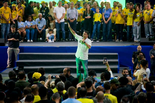 (260822) -- RIO DE JANEIRO, Aug. 22, 2026 -- Brazilian Senator Flavio Bolsonaro (front C), presidential candidate of Brazil s Liberal Party, speaks during a campaign rally in Rio de Janeiro, Brazil, Aug. 22, 2026. (Photo by Xinhua) BRAZIL-RIO DE JANEIRO-PRESIDENTIAL ELECTION-CAMPAIGN RALLY DanielxRamalho 