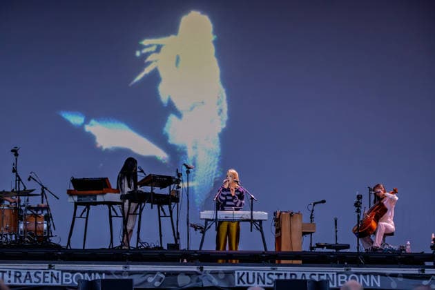 Konzert von Agnes Obel auf dem Kunst!Rasen Bonn - 22.08.26 Die dänische Sängerin und Pianistin Agnes Obel beim Open-Air-Live-Auftritt auf dem Kunst!Rasen Bonn. Bonn Gr Nordrhein-Westfalen Deutschland *** Agnes Obel Concert at Kunst Rasen Bonn, August 26, 2022. Danish singer and pianist Agnes Obel during her open-air live performance at Kunst Rasen Bonn, Bonn, North Rhine-Westphalia, Germany Copyright: xMarcxJohnx