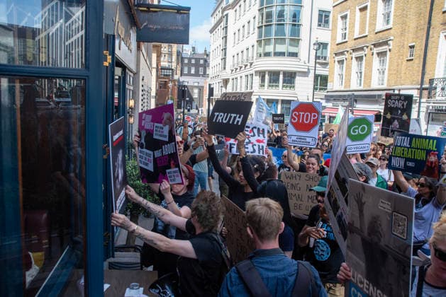 National Animal Rights March 2026 in London, UK - 22 Aug 2026 Activists hold placards outside of a Burger & Lobster restaurant during the demonstration. Animal rights activists gathered in central London, UK to march on the 10th National Animal Rights March (NARM). During the march the protesters raise awareness to treat the animals fairly and not being used as a property or resources. London United Kingdom Copyright: xKrisztianxElekx xSOPAxImagesx SSS_20260822_ANIMAL_RIGHTS_0011005056