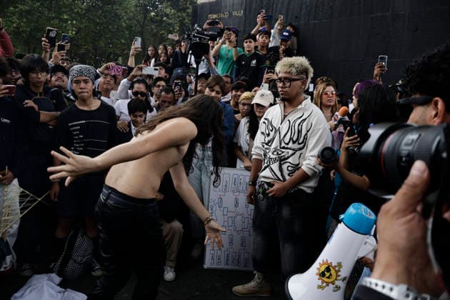 August 22, 2026, Mexico City, Cdmx, Mexico: For the first time, the Aura Farming battle, a viral phenomenon sweeping across Mexico, took place at the Monument to the Revolution. Organized by YouTuber Islas Vlogs, the event drew dozens of young people of various ages who gathered to watch and celebrate showdowns featuring poses, costumes, and eccentric dance moves. This new youth trend, born from the intersection of the internet and video games, involves physical actions and movements designed to project style, confidence, and charisma; these acts earn participants symbolic points that boost their Aura level. The term farming (or farmeo in Spanish) derives from the English word for harvesting crops, while Aura ,a concept with mult - ZUMAp204 20260822_zip_p204_005 Copyright: xJosuexPerezx