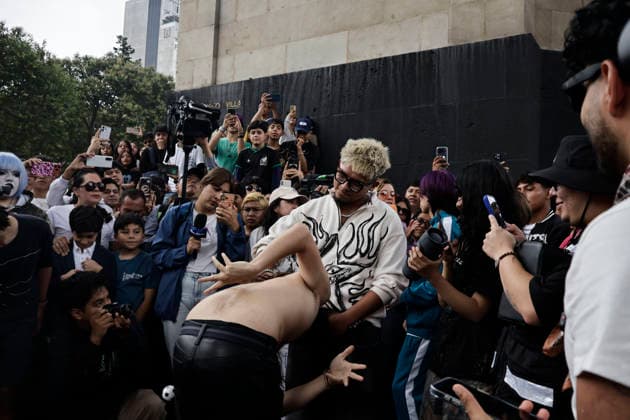 August 22, 2026, Mexico City, Cdmx, Mexico: For the first time, the Aura Farming battle, a viral phenomenon sweeping across Mexico, took place at the Monument to the Revolution. Organized by YouTuber Islas Vlogs, the event drew dozens of young people of various ages who gathered to watch and celebrate showdowns featuring poses, costumes, and eccentric dance moves. This new youth trend, born from the intersection of the internet and video games, involves physical actions and movements designed to project style, confidence, and charisma; these acts earn participants symbolic points that boost their Aura level. The term farming (or farmeo in Spanish) derives from the English word for harvesting crops, while Aura ,a concept with mult - ZUMAp204 20260822_zip_p204_006 Copyright: xJosuexPerezx