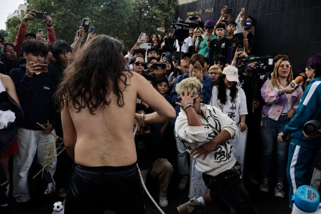 August 22, 2026, Mexico City, Cdmx, Mexico: For the first time, the Aura Farming battle, a viral phenomenon sweeping across Mexico, took place at the Monument to the Revolution. Organized by YouTuber Islas Vlogs, the event drew dozens of young people of various ages who gathered to watch and celebrate showdowns featuring poses, costumes, and eccentric dance moves. This new youth trend, born from the intersection of the internet and video games, involves physical actions and movements designed to project style, confidence, and charisma; these acts earn participants symbolic points that boost their Aura level. The term farming (or farmeo in Spanish) derives from the English word for harvesting crops, while Aura ,a concept with mult - ZUMAp204 20260822_zip_p204_007 Copyright: xJosuexPerezx