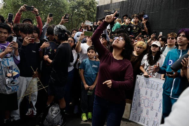 August 22, 2026, Mexico City, Cdmx, Mexico: For the first time, the Aura Farming battle, a viral phenomenon sweeping across Mexico, took place at the Monument to the Revolution. Organized by YouTuber Islas Vlogs, the event drew dozens of young people of various ages who gathered to watch and celebrate showdowns featuring poses, costumes, and eccentric dance moves. This new youth trend, born from the intersection of the internet and video games, involves physical actions and movements designed to project style, confidence, and charisma; these acts earn participants symbolic points that boost their Aura level. The term farming (or farmeo in Spanish) derives from the English word for harvesting crops, while Aura ,a concept with mult - ZUMAp204 20260822_zip_p204_014 Copyright: xJosuexPerezx