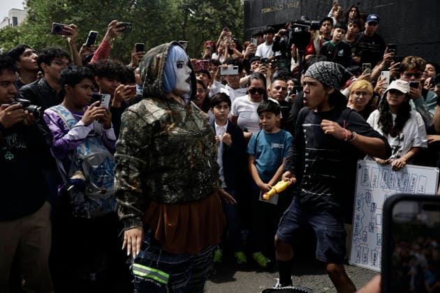 August 22, 2026, Mexico City, Cdmx, Mexico: For the first time, the Aura Farming battle, a viral phenomenon sweeping across Mexico, took place at the Monument to the Revolution. Organized by YouTuber Islas Vlogs, the event drew dozens of young people of various ages who gathered to watch and celebrate showdowns featuring poses, costumes, and eccentric dance moves. This new youth trend, born from the intersection of the internet and video games, involves physical actions and movements designed to project style, confidence, and charisma; these acts earn participants symbolic points that boost their Aura level. The term farming (or farmeo in Spanish) derives from the English word for harvesting crops, while Aura ,a concept with mult - ZUMAp204 20260822_zip_p204_025 Copyright: xJosuexPerezx