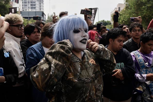 August 22, 2026, Mexico City, Cdmx, Mexico: For the first time, the Aura Farming battle, a viral phenomenon sweeping across Mexico, took place at the Monument to the Revolution. Organized by YouTuber Islas Vlogs, the event drew dozens of young people of various ages who gathered to watch and celebrate showdowns featuring poses, costumes, and eccentric dance moves. This new youth trend, born from the intersection of the internet and video games, involves physical actions and movements designed to project style, confidence, and charisma; these acts earn participants symbolic points that boost their Aura level. The term farming (or farmeo in Spanish) derives from the English word for harvesting crops, while Aura ,a concept with mult - ZUMAp204 20260822_zip_p204_027 Copyright: xJosuexPerezx