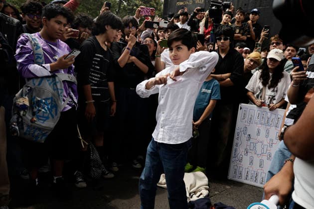 August 22, 2026, Mexico City, Cdmx, Mexico: For the first time, the Aura Farming battle, a viral phenomenon sweeping across Mexico, took place at the Monument to the Revolution. Organized by YouTuber Islas Vlogs, the event drew dozens of young people of various ages who gathered to watch and celebrate showdowns featuring poses, costumes, and eccentric dance moves. This new youth trend, born from the intersection of the internet and video games, involves physical actions and movements designed to project style, confidence, and charisma; these acts earn participants symbolic points that boost their Aura level. The term farming (or farmeo in Spanish) derives from the English word for harvesting crops, while Aura ,a concept with mult - ZUMAp204 20260822_zip_p204_029 Copyright: xJosuexPerezx