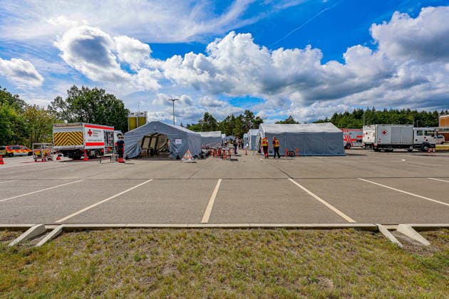 Abschlussübung Medizinische Task Force (MTF) Exercise 2026 (MTFEx2026) in Celle Der Behandlungsplatz auf dem Parkplatz der NLBK. Celle-Scheuen Niedersächsisches Landesamt fü Niedersachsen, Landkreis Celle Germany *** Final Exercise of the Medical Task Force (MTF) Exercise 2026 (MTFEx2026) in Celle: The treatment area in the parking lot of the NLBK Celle Scheuen, Lower Saxony State Office, Celle District, Germany