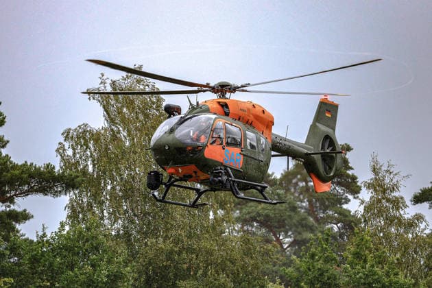 Abschlussübung Medizinische Task Force (MTF) Exercise 2026 (MTFEx2026) in Celle SAR 87 landet nach dem Suchauftrag auf dem Sportplatz. Celle-Scheuen Niedersächsisches Landesamt fü Niedersachsen, Landkreis Celle Germany *** Final Exercise of the Medical Task Force (MTF) Exercise 2026 (MTFEx2026) in Celle: SAR 87 lands on the Celle Scheuen sports field after completing its search mission. Lower Saxony State Office, Celle District, Germany